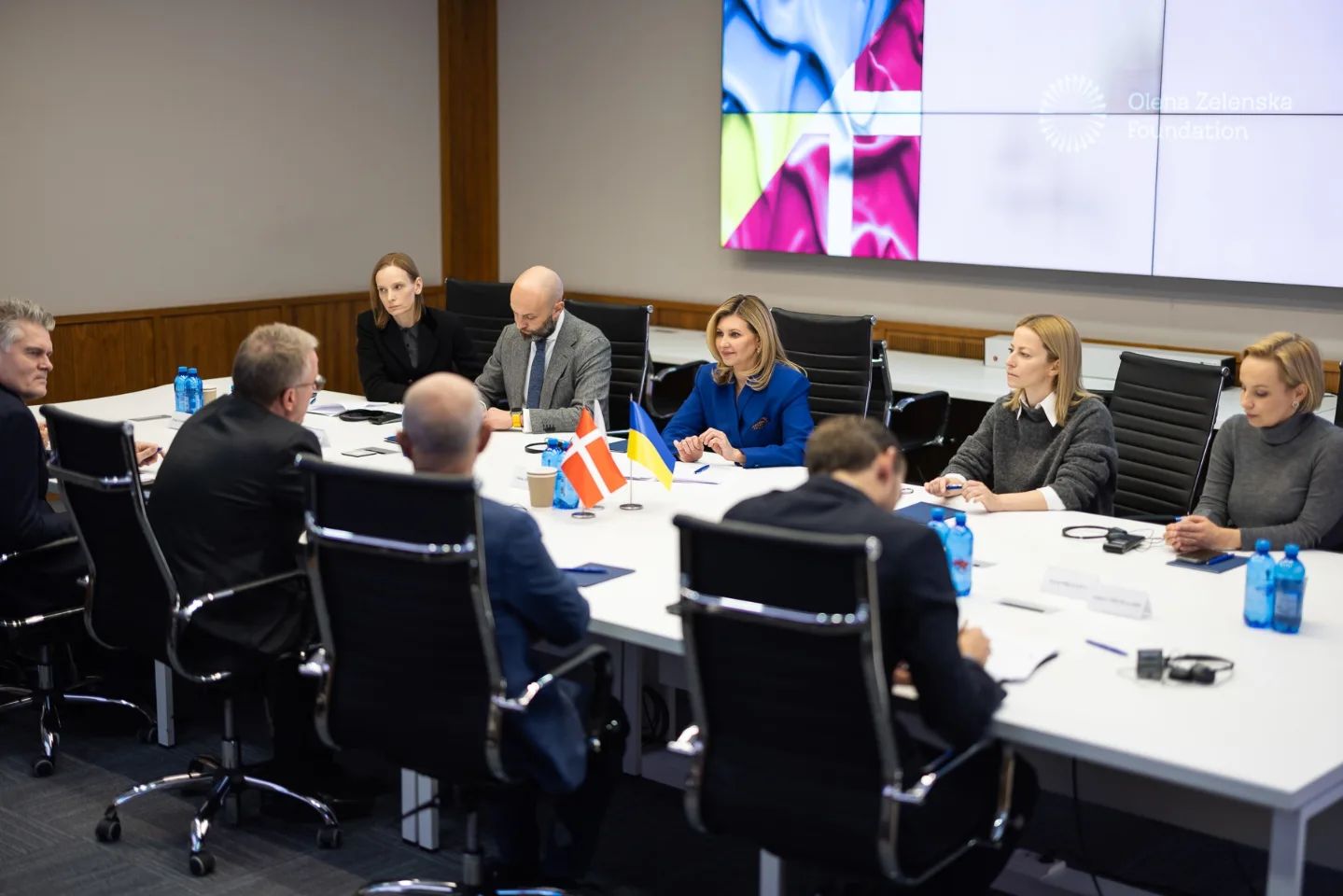 Зеленська з'явилася на зустрічі в костюмі ефектного кольору: який образ обрала перша леді